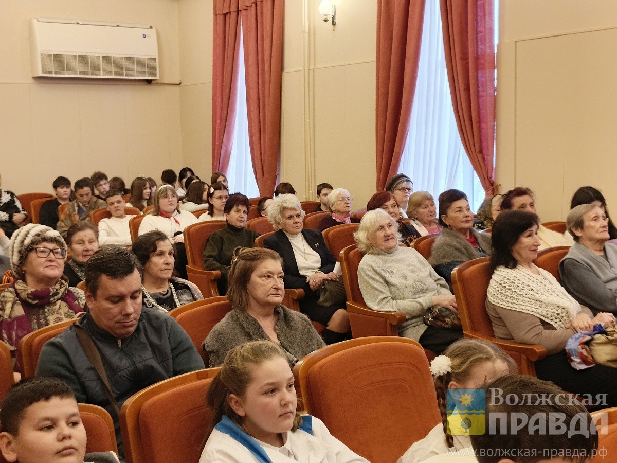 В Волжском провели литературную гостиную в честь защитников Отечества