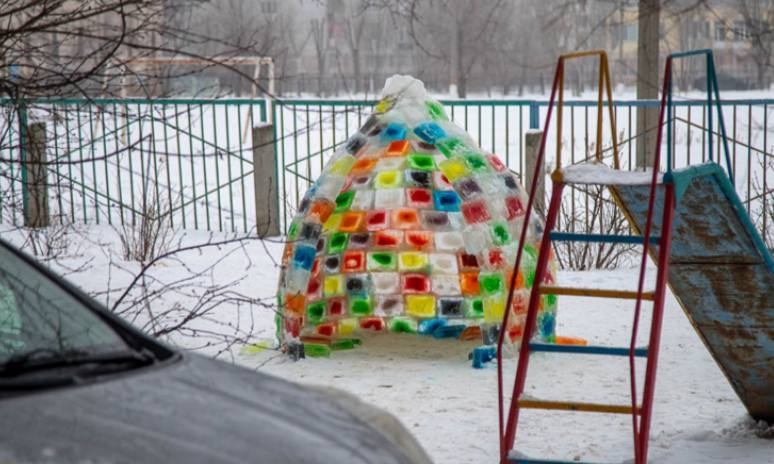 В Волжском недалеко от Лицея №1 замечен яркий ледяной домик 🧊