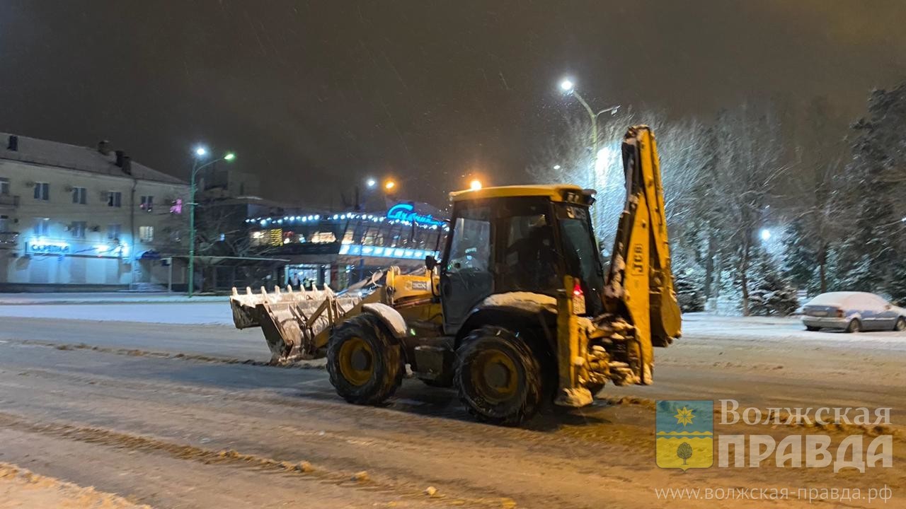 8 спецмашин и 40 рабочих: коммунальщики Волжского ведут активную борьбу со снегом