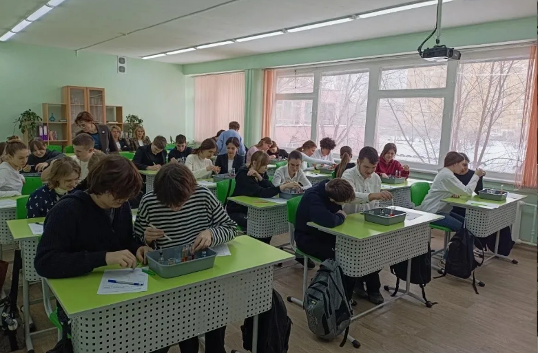 Мебель и лабораторное оборудование: в волжской школе № 35 открылся новый кабинет химии