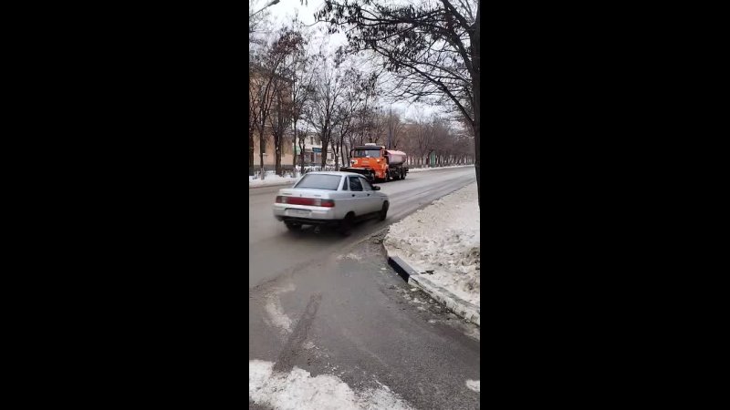 🚜 В Волжском КАМАЗы и тракторы чистят дорогу и тротуары от наледи