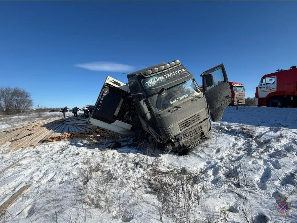 Фура опрокинулась, пассажир погиб: на трассе под Волгоградом «МАЗ» не уступил «Volvo»
