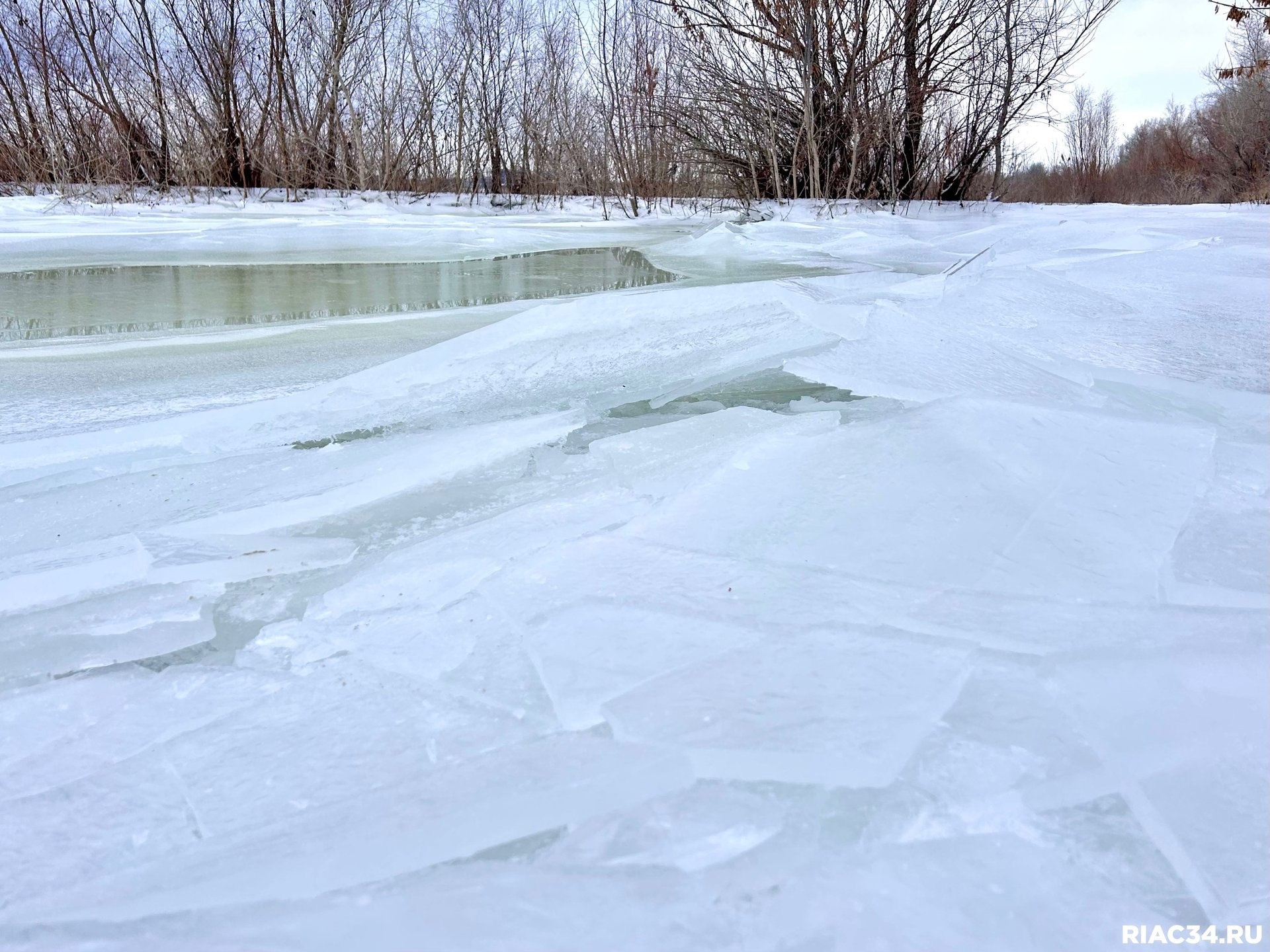 Ледяной покров на Ахтубе начал таять