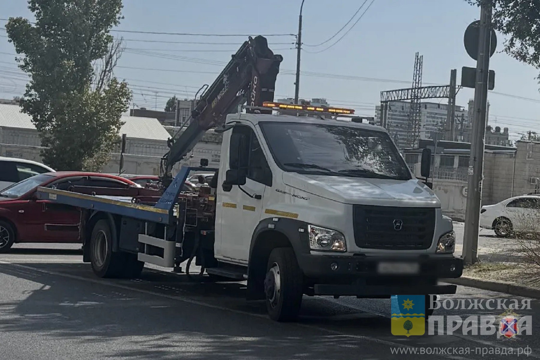 На пол, руки за спину: в Волгограде прошло силовое задержание эвакуатора-афериста