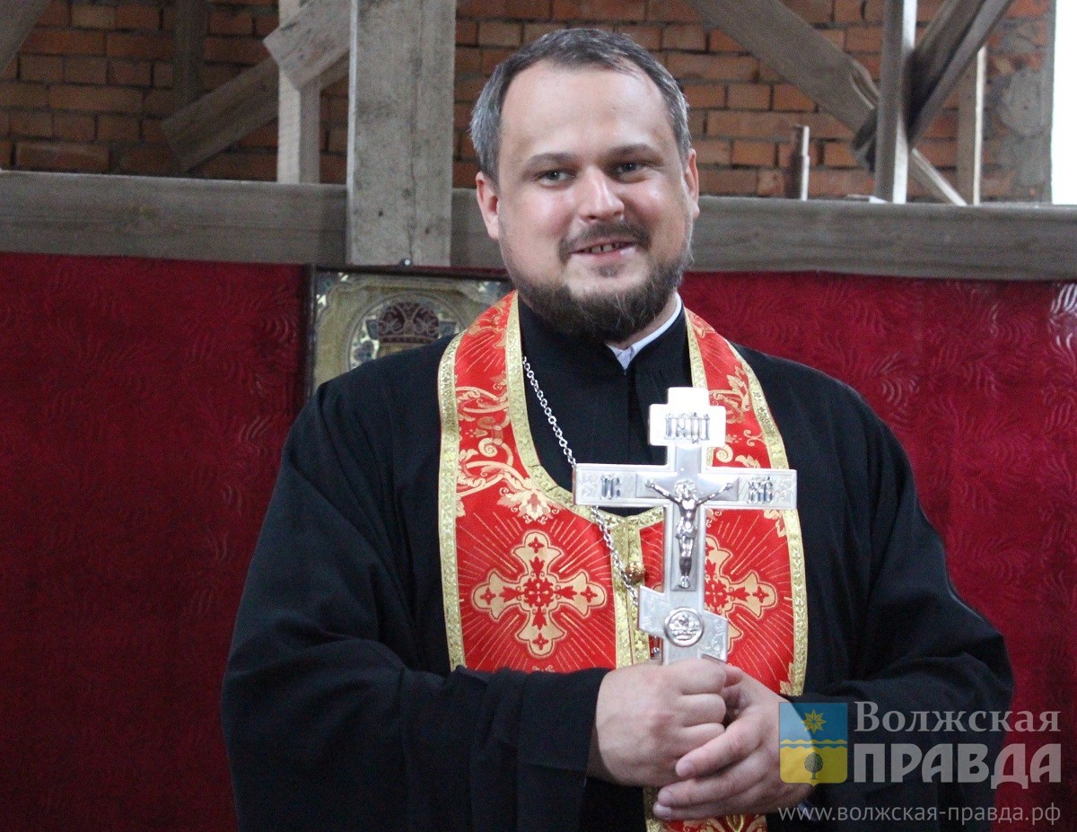 От рок-мюзикла с ангелом до православного стендапа: Волжский священник рассказал, как пишет в соцсетях истории про небожителей и как рождаются «бурчалки» с «размышлизмами»