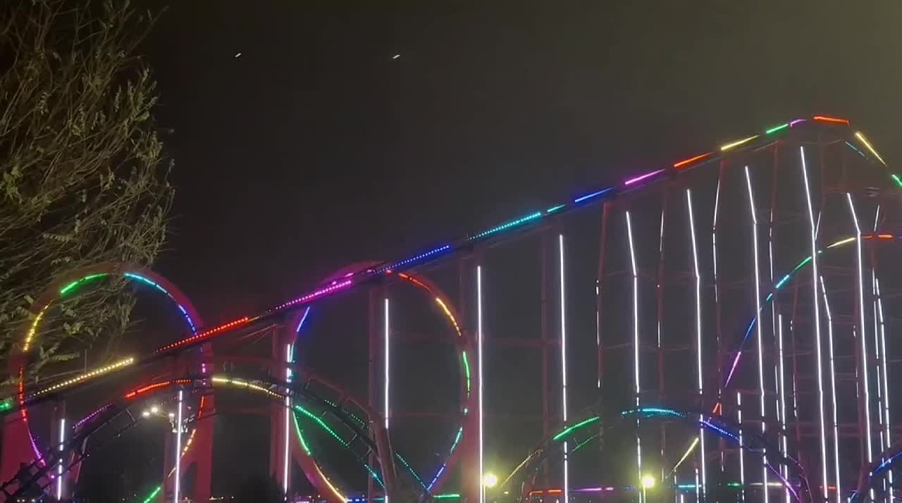 Вау! Вы только посмотрите, какая потрясающая новая подсветка появилась на «Русских горках» в парке ЦПКиО! 👏🤩