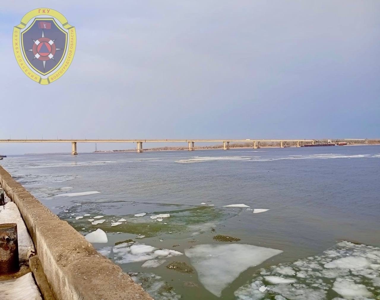 ⚡️Спасатели реанимировали подростка, упавшего с «танцующего» моста в Волгу.