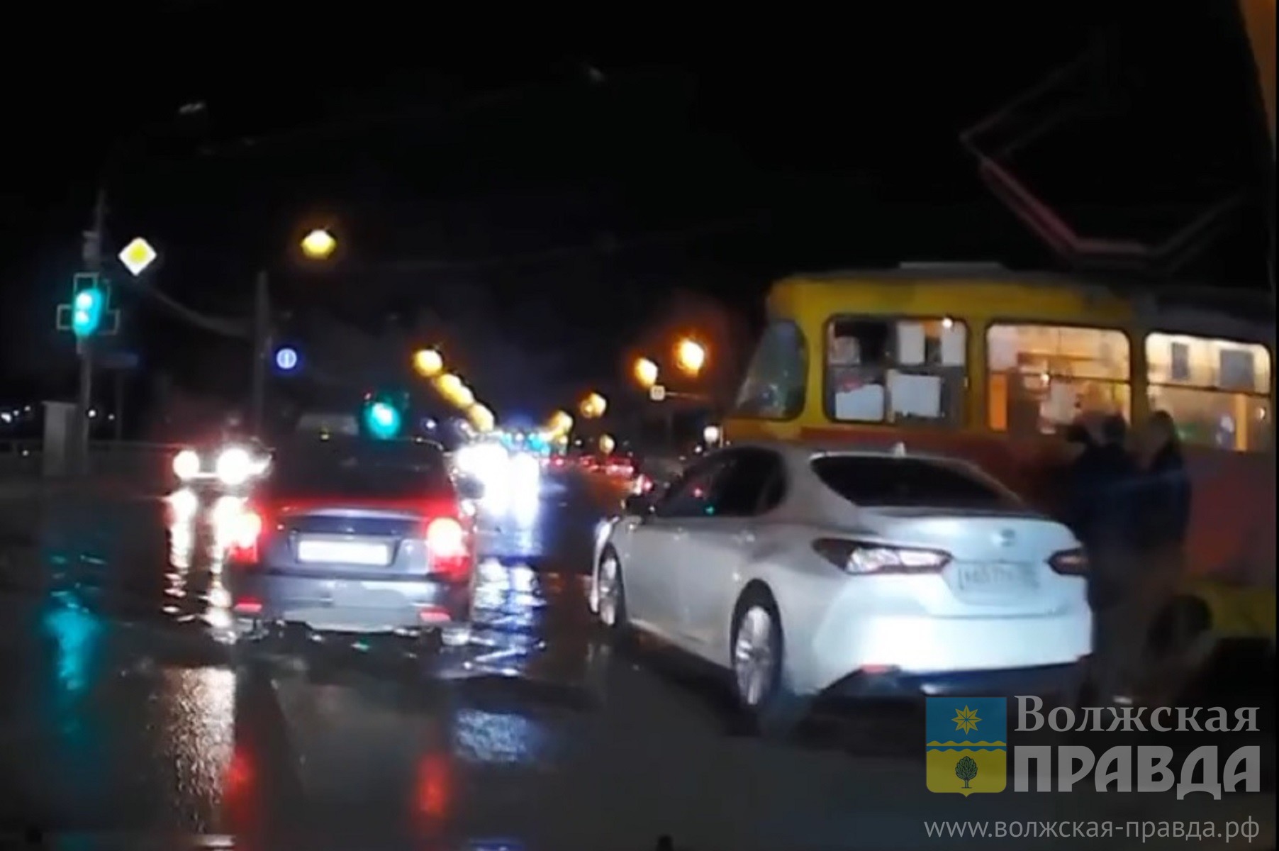 Иду на таран: в Волжском водитель иномарки не стал пропускать трамвай