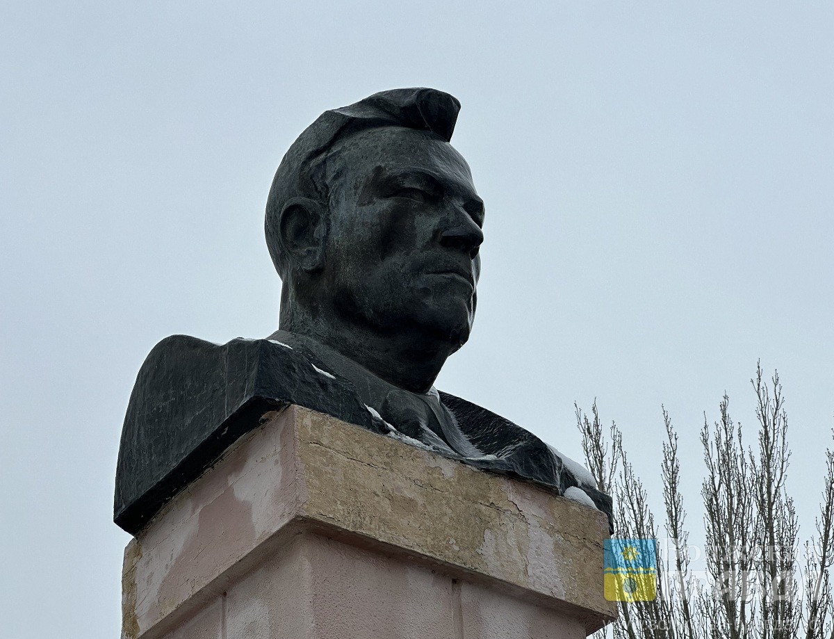 В Волжском возложили цветы к памятнику Федору Логинову