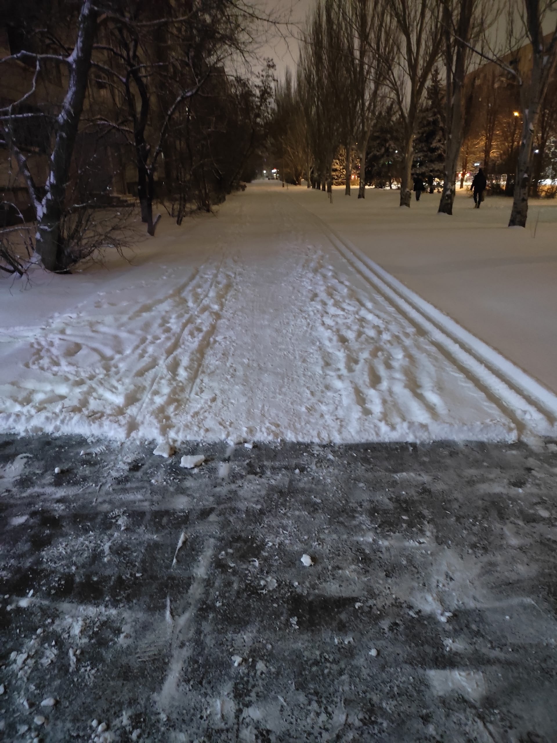 Прошу обратить внимание ❗❗ администрацию города снег ❄️ прошел дороги не чищеные  не одной техники нет на дорогах улиц города волжского 🇷🇺 п…