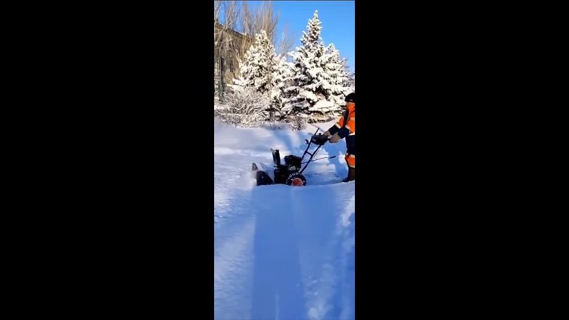 В Волжском все завалило снегом, но коммунальные службы продолжают расчищать улицы города ❄️🚜