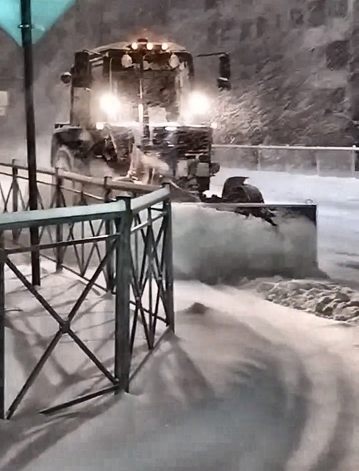 Волжский продолжает борьбу со снегопадом ❄️🚜