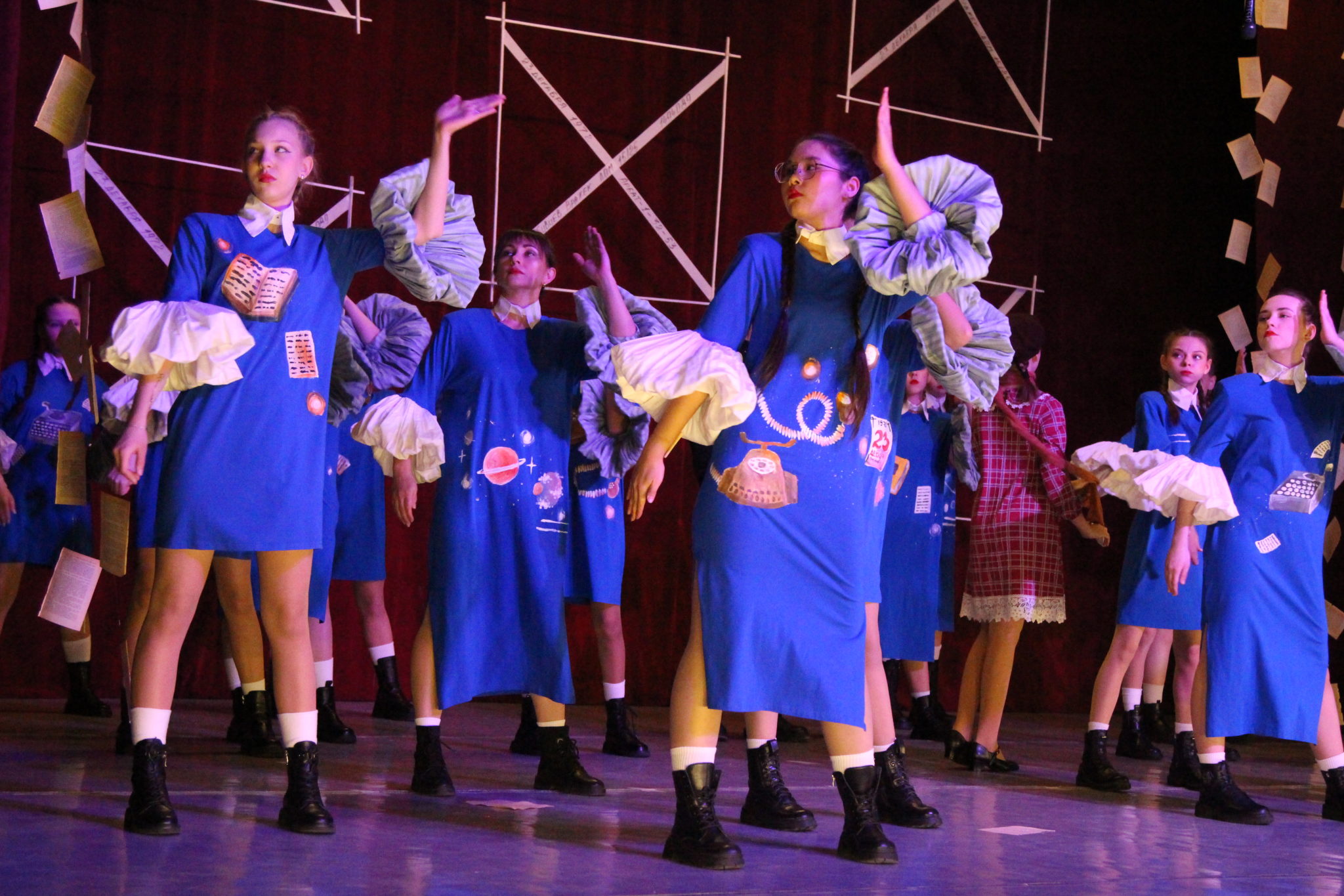 О войне по-домашнему: в Волжском школа моделей трансформируется в драмтеатр