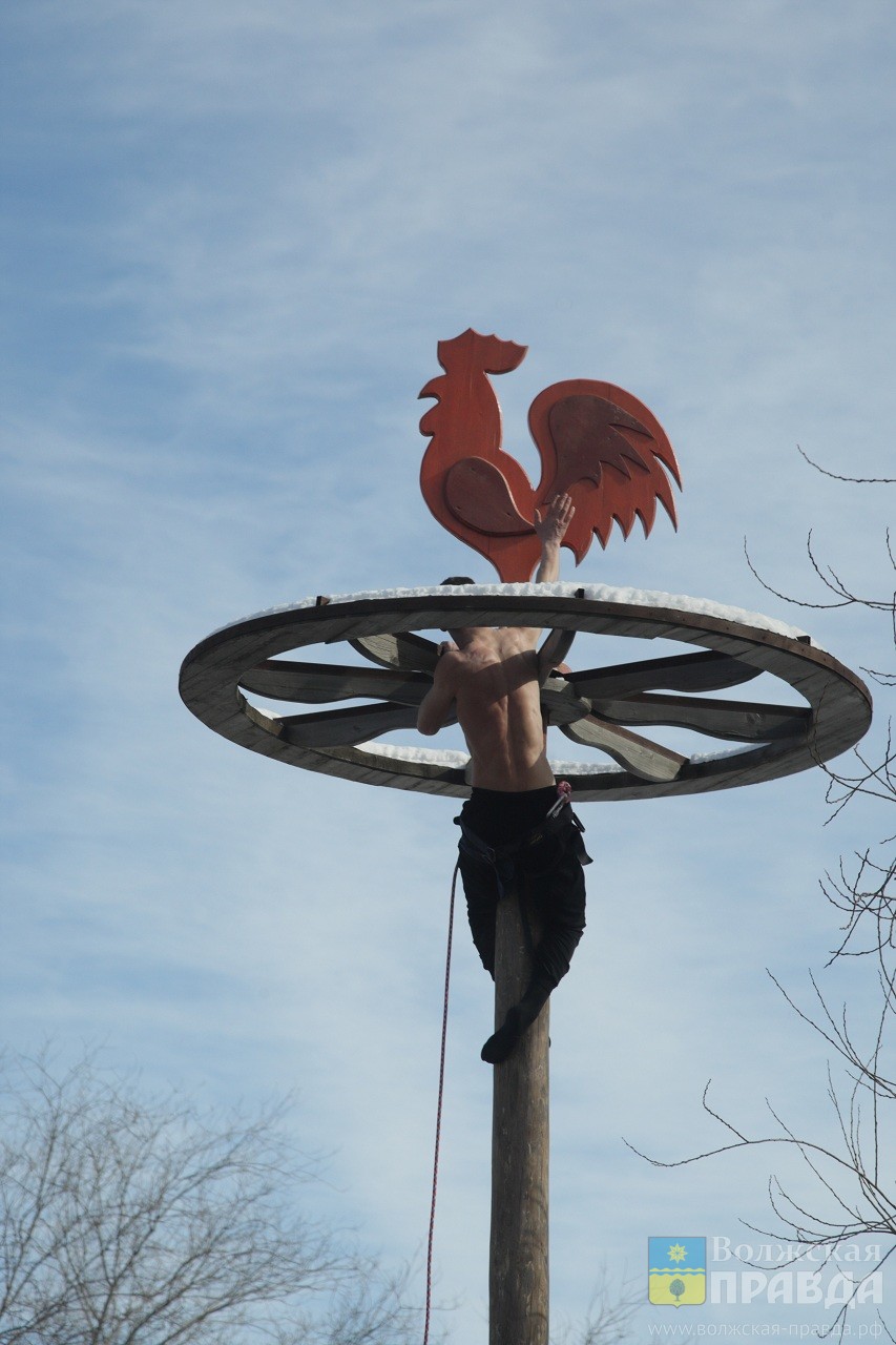 Пудовые гири, ледяной столб и сожжение чучела: как в парке «Волжском» отпраздновали Масленицу