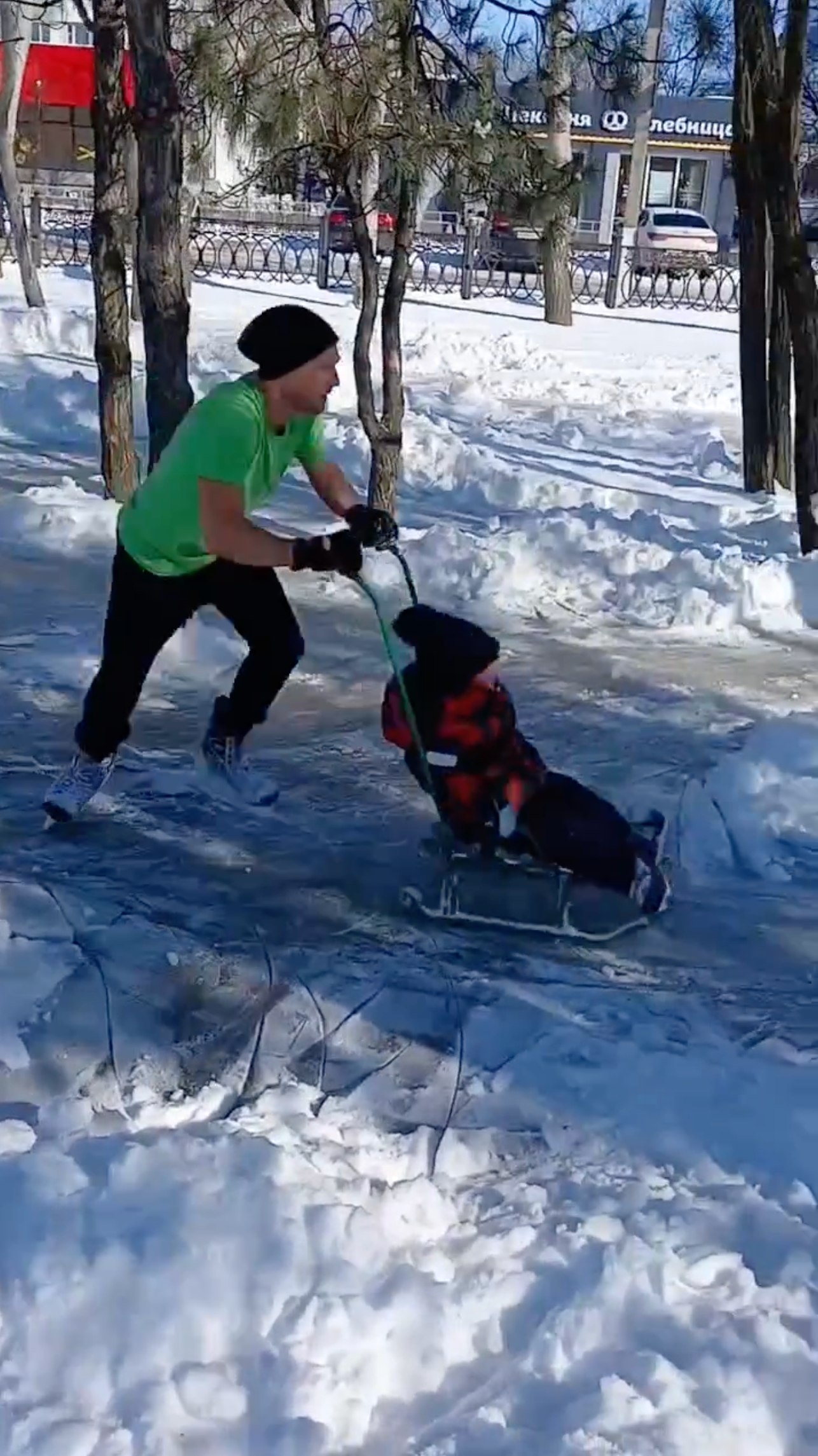 Михаил Фиталь из Волгограда расчистил лёд в парке на Семи ветрах и теперь весело проводит время, катаясь на коньках! 👏🤩