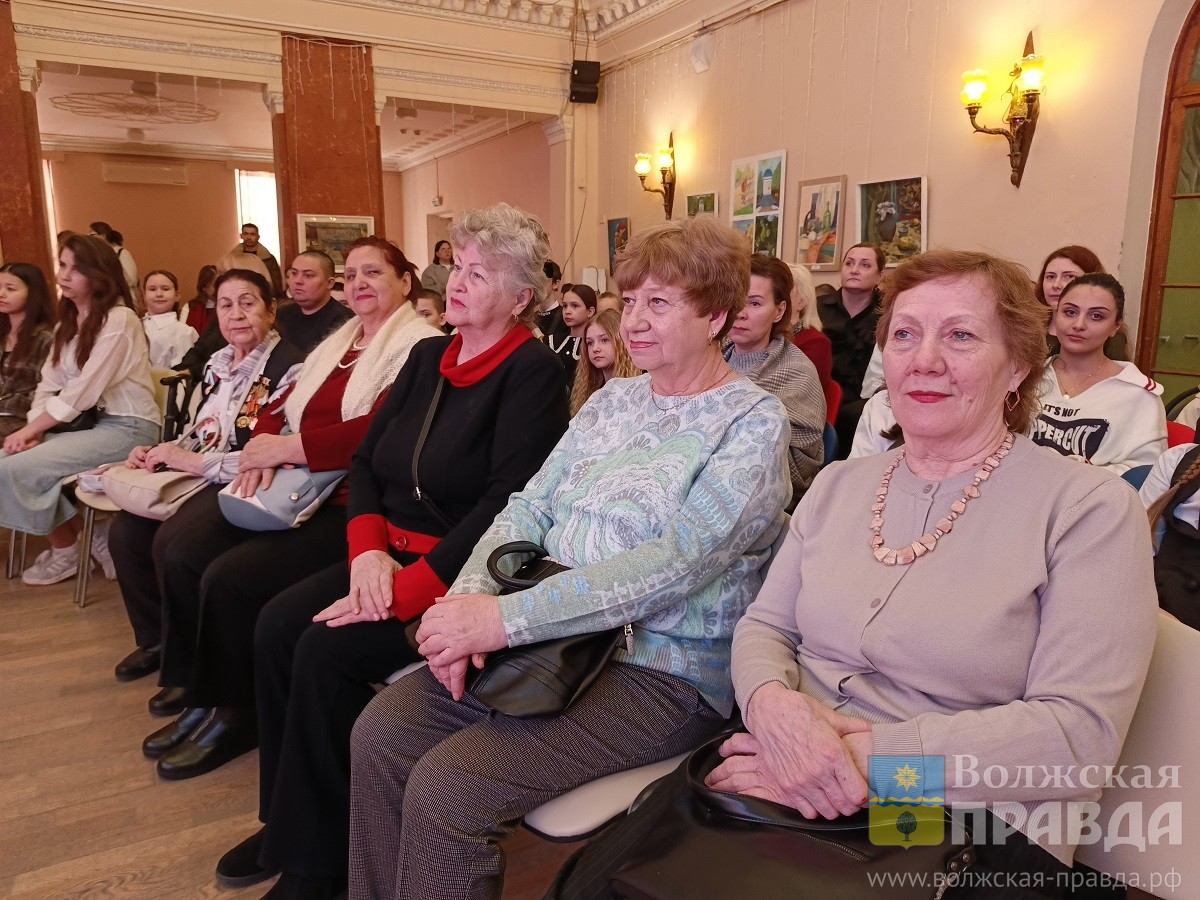 В Волжском наградили победителей конкурса открыток для бойцов СВО