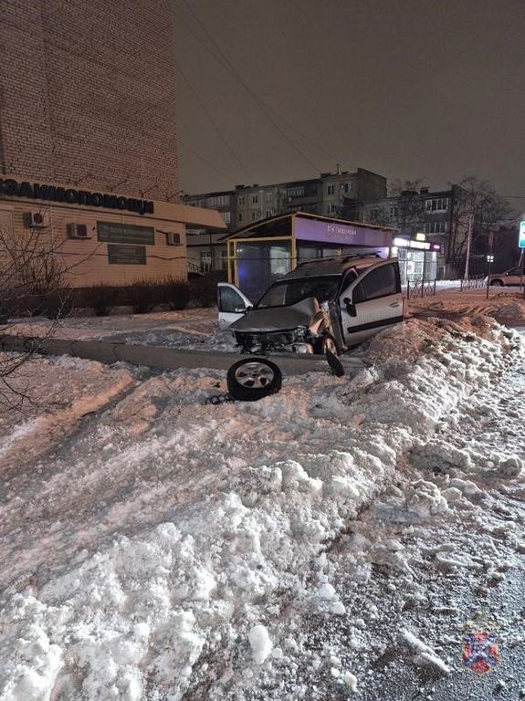 🛣 Пьяный водитель устроил массовое ДТП и влетел в столб