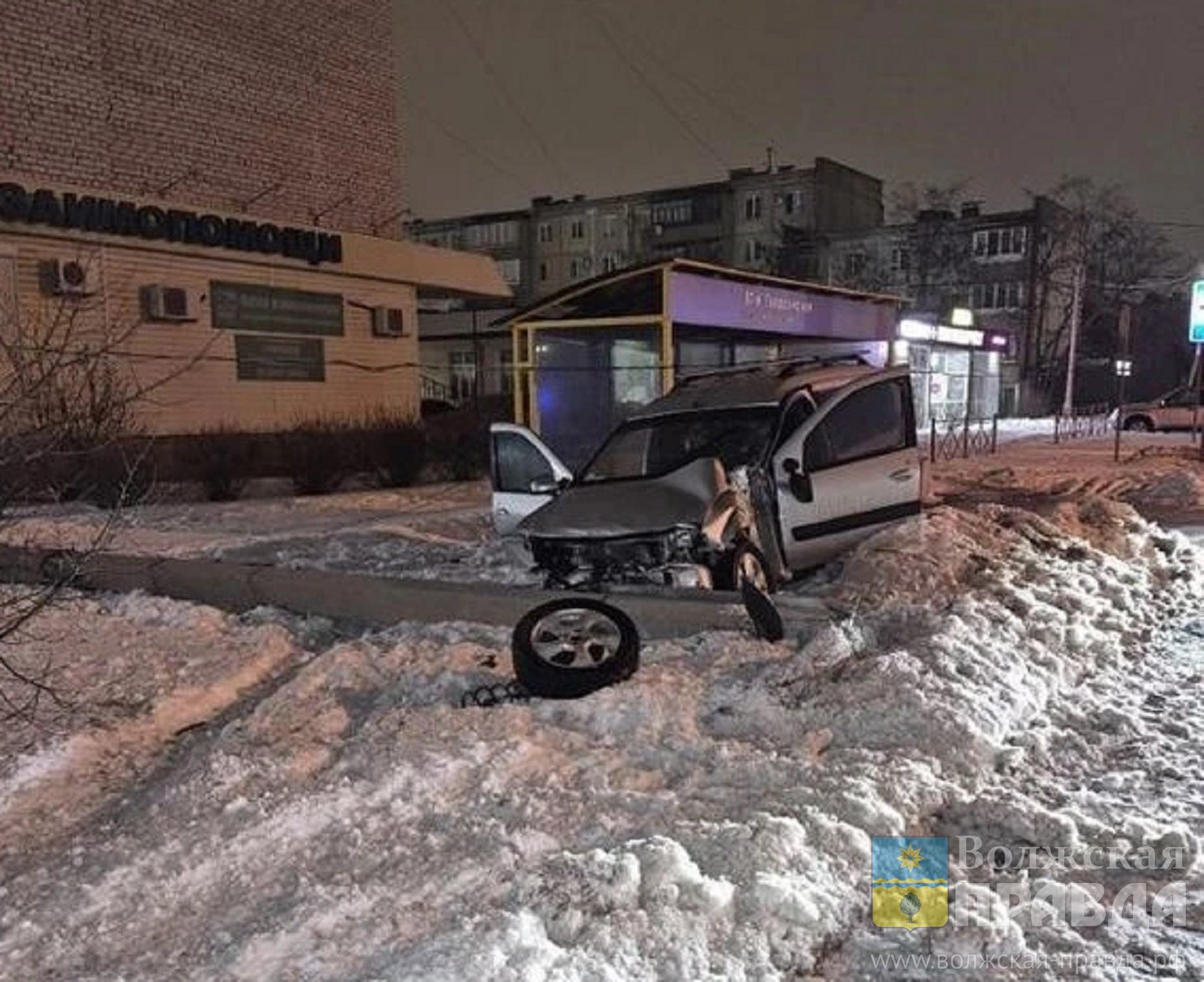 На глазах у суслика: в Волжском автоледи на «Kia» забодала «Touareg» и попала в больницу