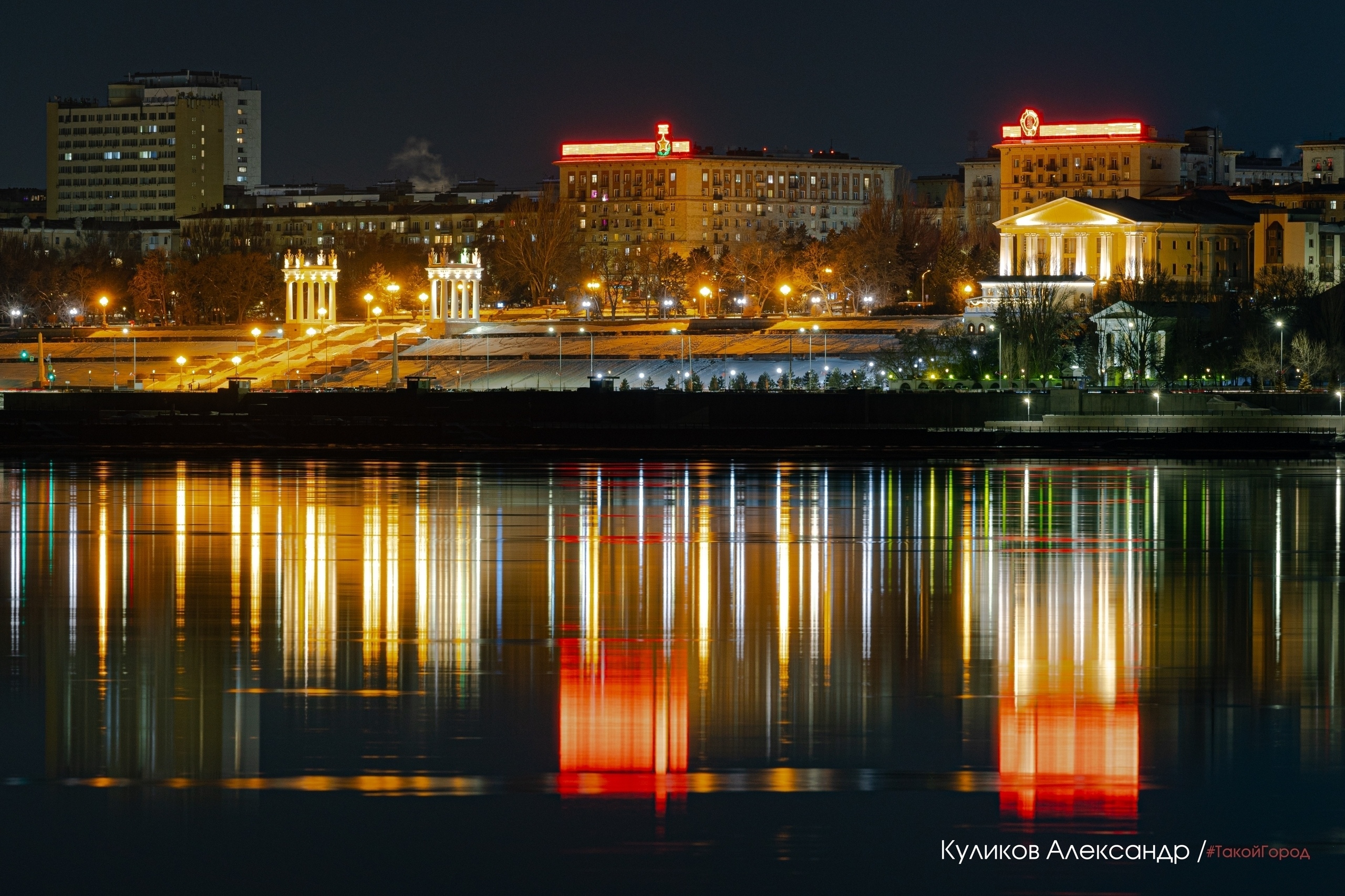 Фантастической красоты вечерний Волгоград в объективе волгоградского фотографа [https://vk.com/wall181220052_2090|Александра Куликова]! 👏😍