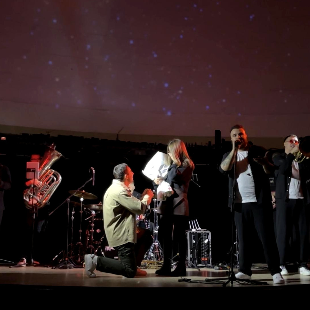 В Волгограде молодой человек сделал предложение руки и сердца своей возлюбленной в Планетарии во время выступления музыкальной группы! 👏🤩