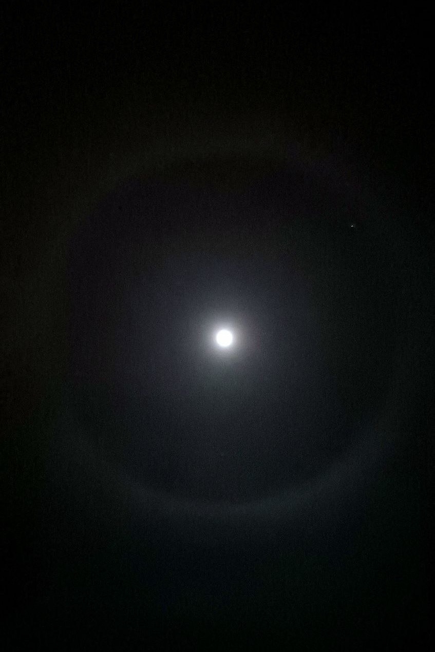 Сегодня красивая луна 😍 лучше увидеть вживую на улице.