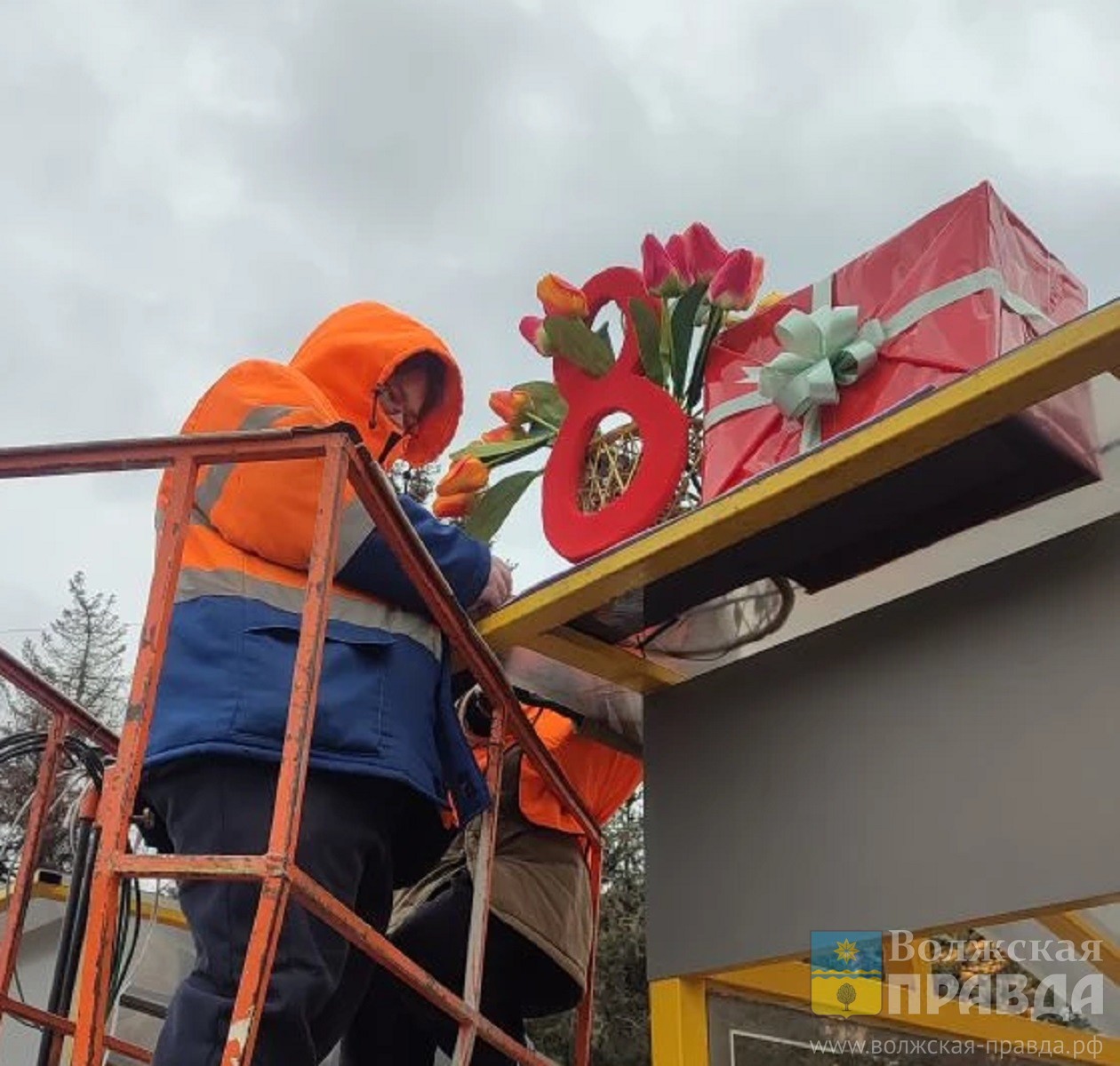 Любимым женщинам: в Волжском сменили главный баннер и украшают остановочные павильоны
