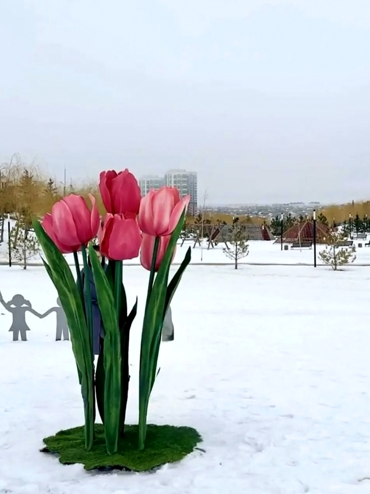 «Для милых дам!»: посмотрите, какая очаровательная праздничная фотозона появилась в микрорайоне «Долина» в преддверии 8 марта! 👏😍