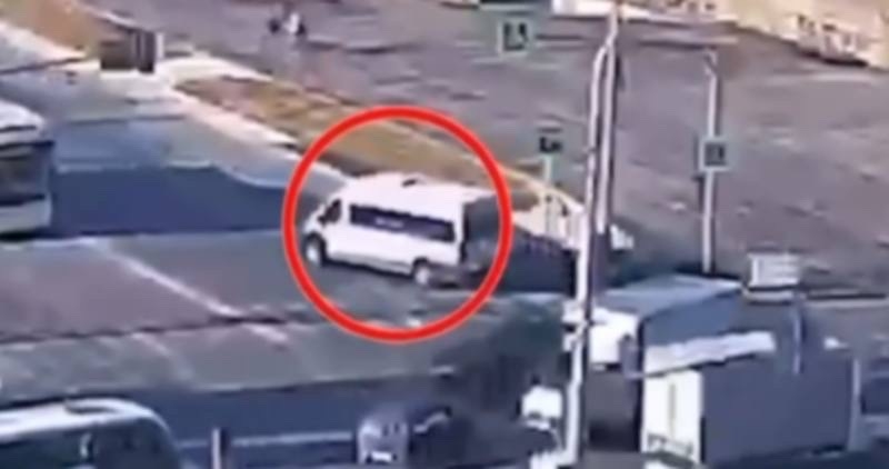 Волжский городской суд вынес приговор водителю маршрутного такси, который 22 сентября прошлого года насмерть сбил 9‑летнюю девочку на пешехо…