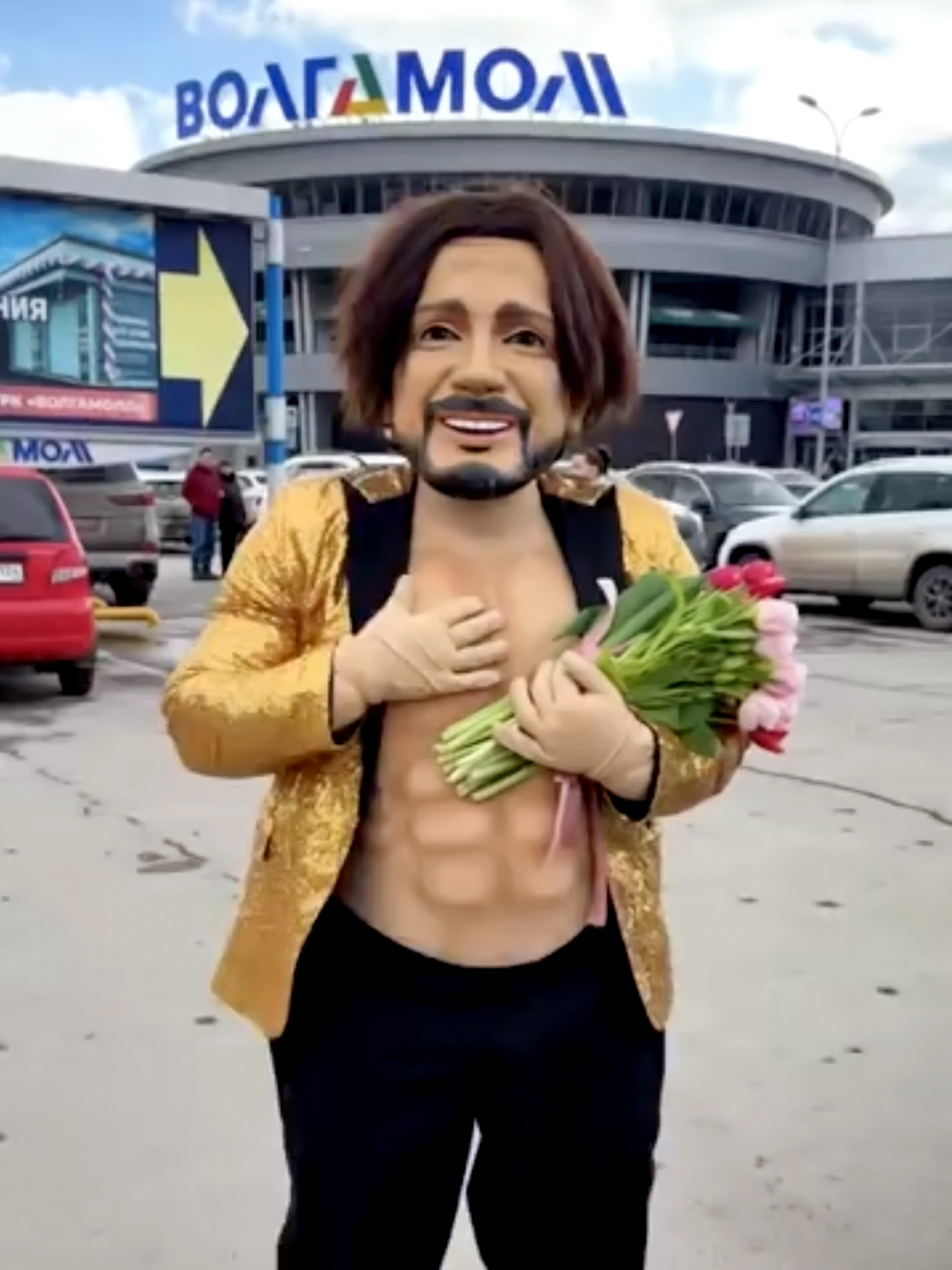 В Волжском Стас Михайлов поздравляет женщин с праздником, дарит им тюльпаны, поет песни, танцует и собирает множество женских улыбок! 👏😍