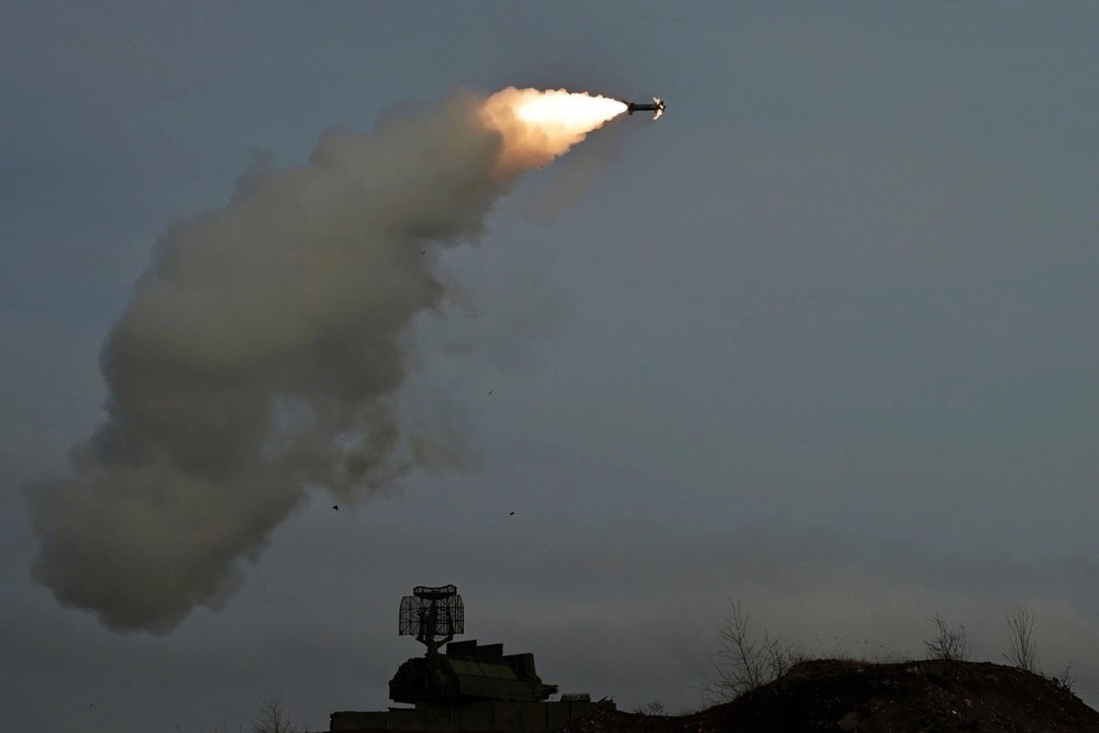 ⚡️ За прошедшую ночь российскими ПВО были перехвачены и уничтожены 185 украинских БПЛА самолетного типа. Часть из них - над территорией Волг…