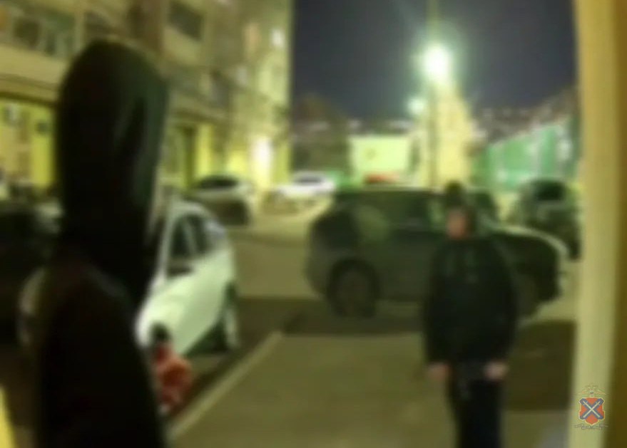 В Волжском ищут подростков, которые ломали домофоны