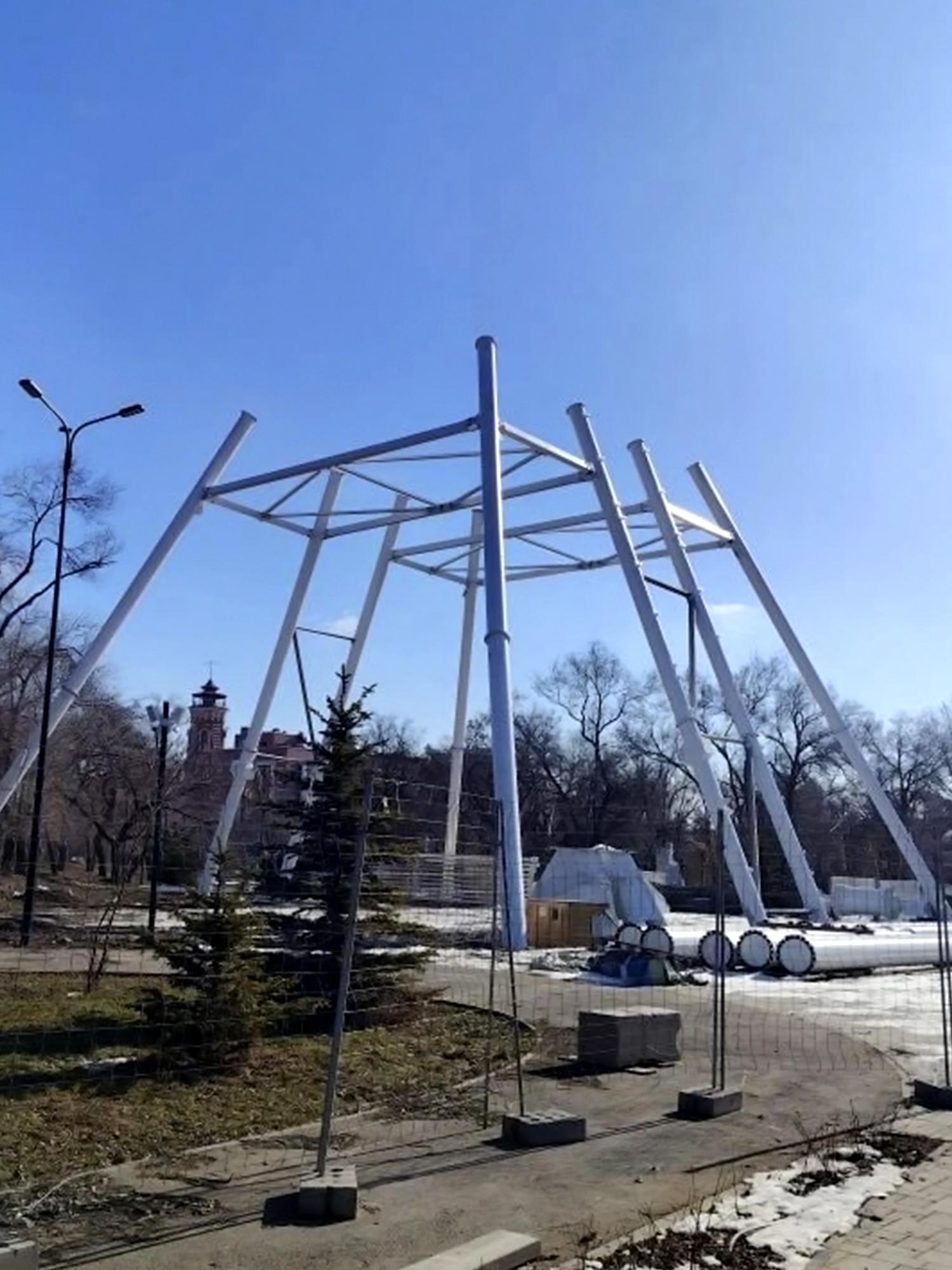 Внезапно в Комсомольском саду возобновили строительство колеса обозрения, стройку которого приостановили в мае 2025 года! 🎡👷‍♂️