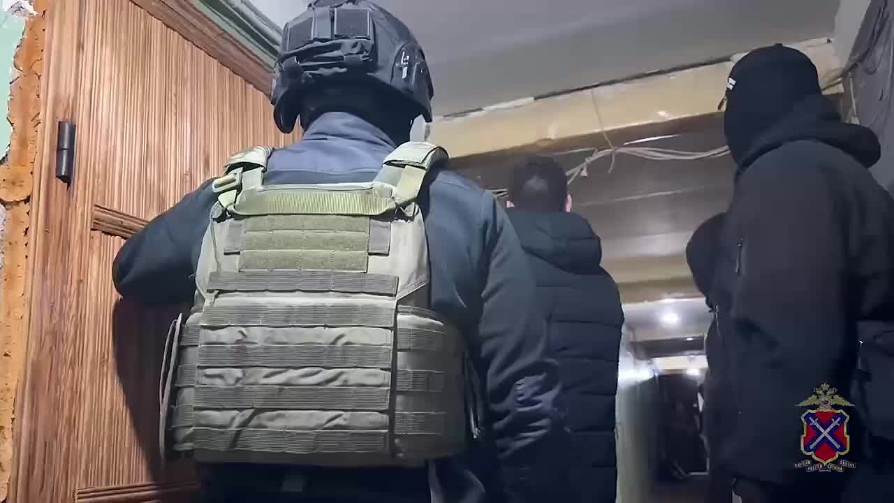В Волжском прошел масштабный рейд: силовики при поддержке СОБР «Вектор» проверили жилой сектор на предмет нелегальной миграции и поиска прес…