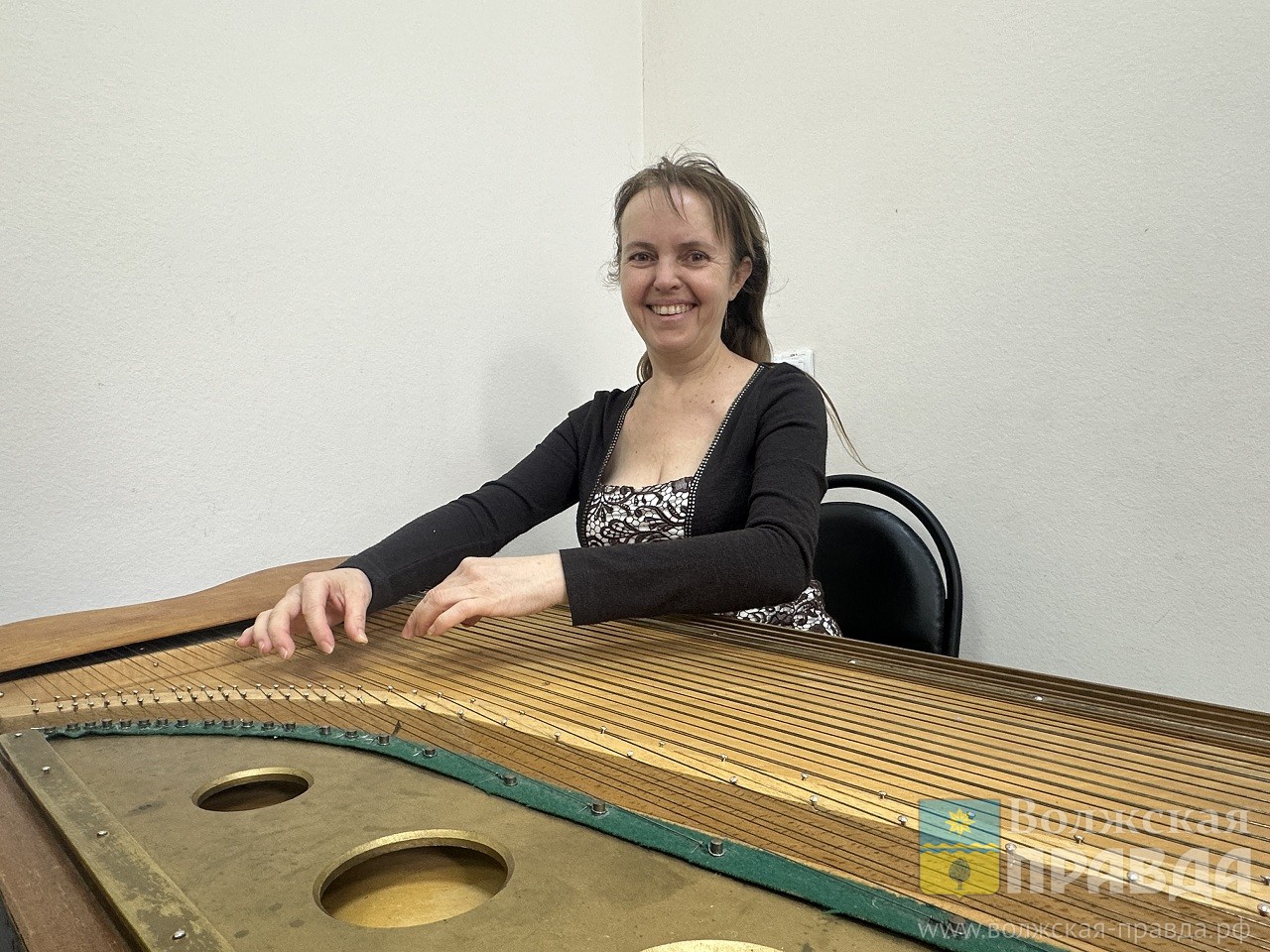 «В голове одни гусли»: волжанка рассказала, как сама училась играть на старинном инструменте, как её ученики исполняют на нём «Металлику» 