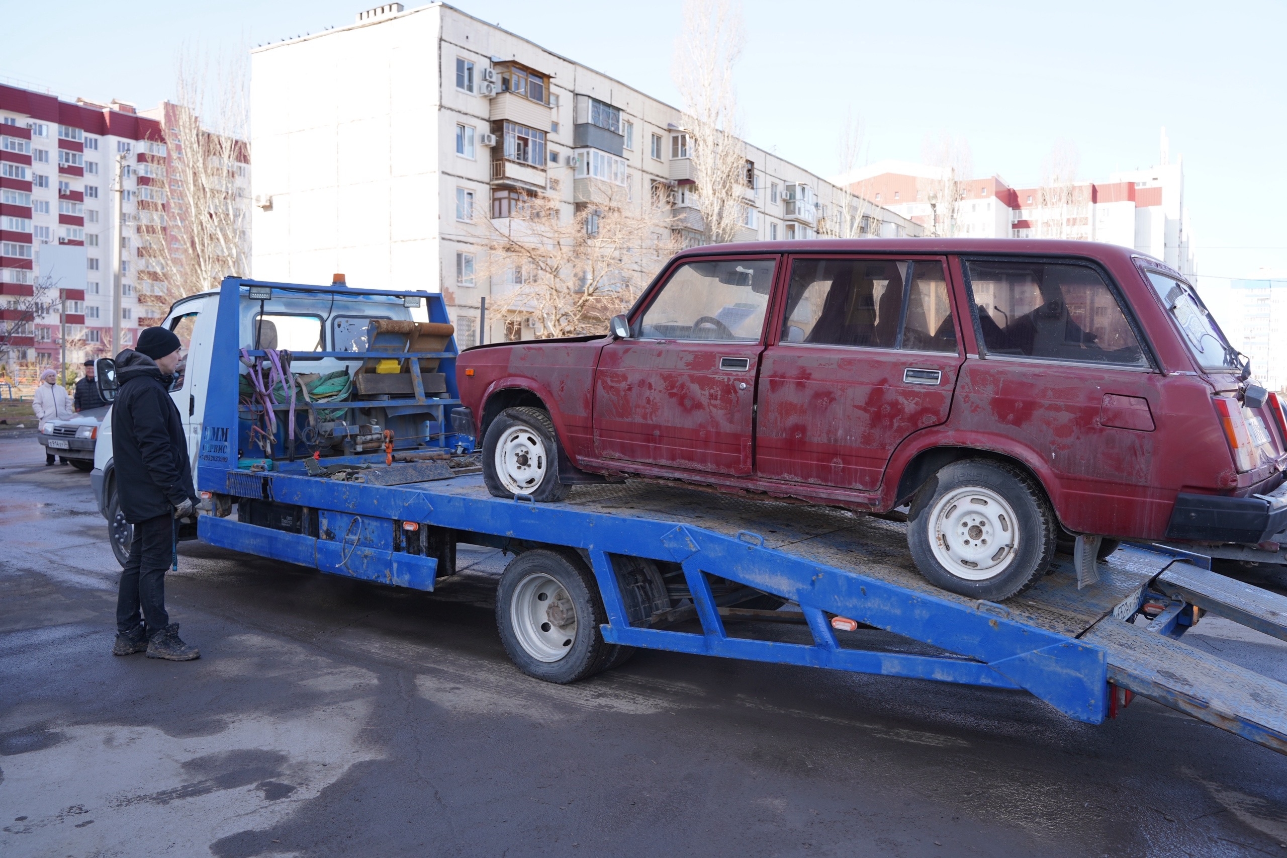 🚗 В Волжском продолжается эвакуация брошенных во дворах автомобилей