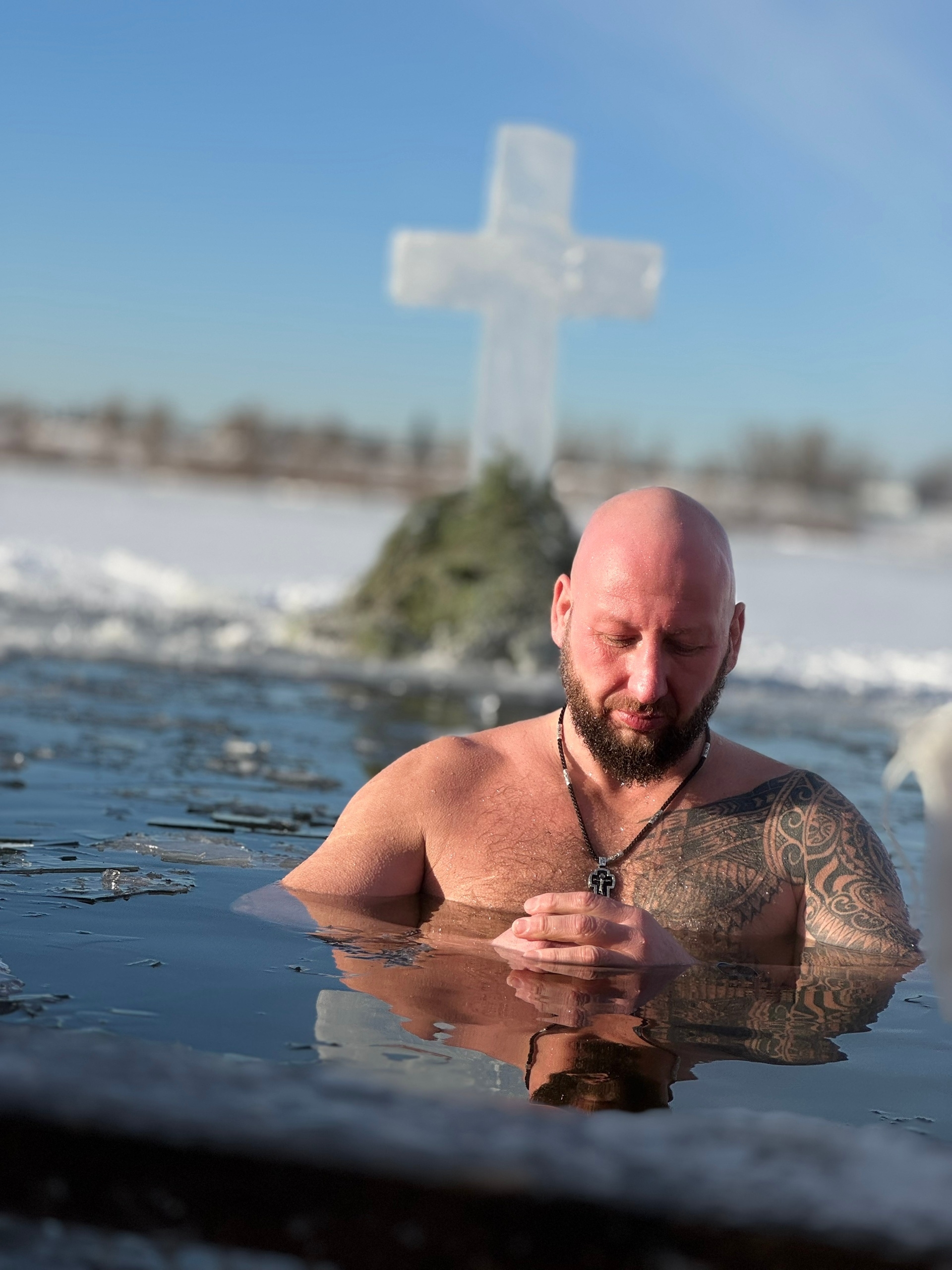 Герои не носят плащи 🦸 . Они ныряют в ледяную воду, чтобы спасти детей.