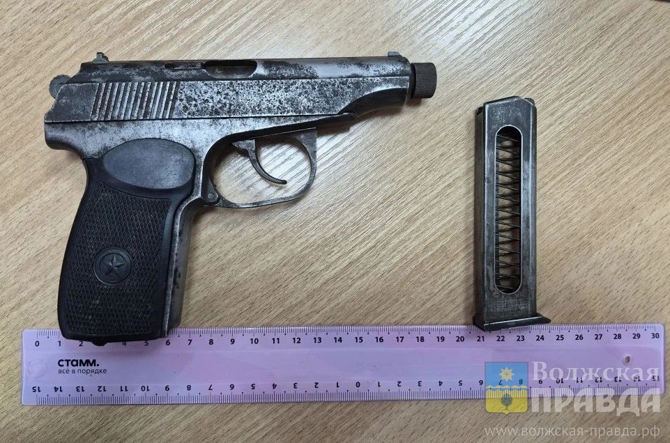 Два «калаша», четыре пистолета: волгоградец держал в гараже и подвале оружейный арсенал