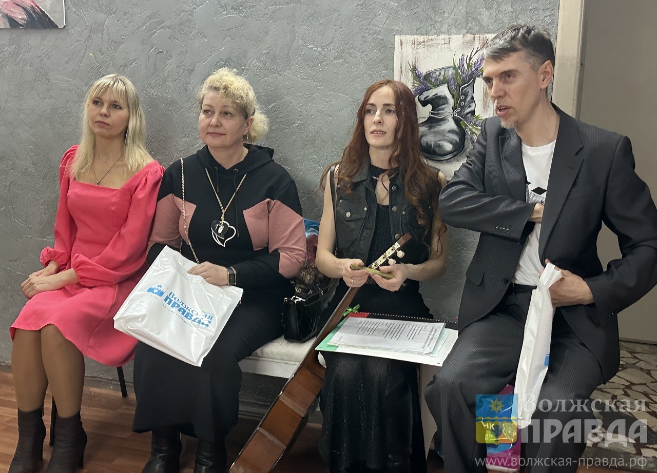 С автографами на гитаре, футболке и портрете: солисты «На-На» пообщались с победителями конкурса «ВП» и сфотографировались на память