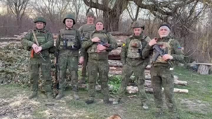 Наши бойцы передают землякам привет и благодарят за гумпомощь 🙏