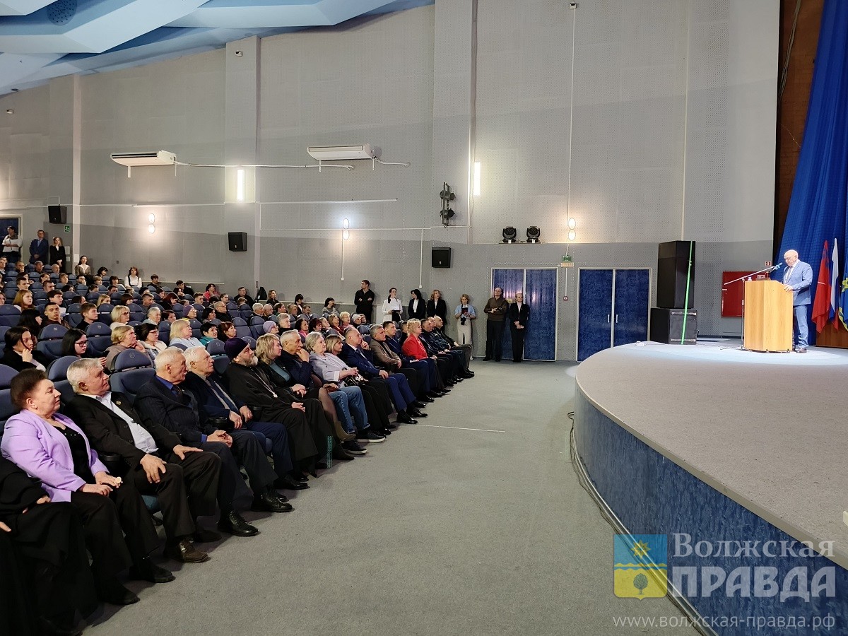 Глава Волжского Игорь Воронин отчитался перед жителями