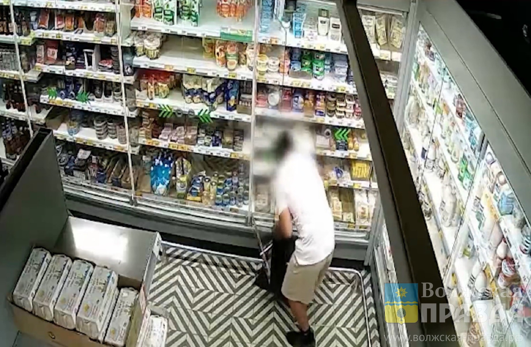 С пакетом мимо кассы: взят под стражу 22-летний волжанин, втянувший подростка в серию краж