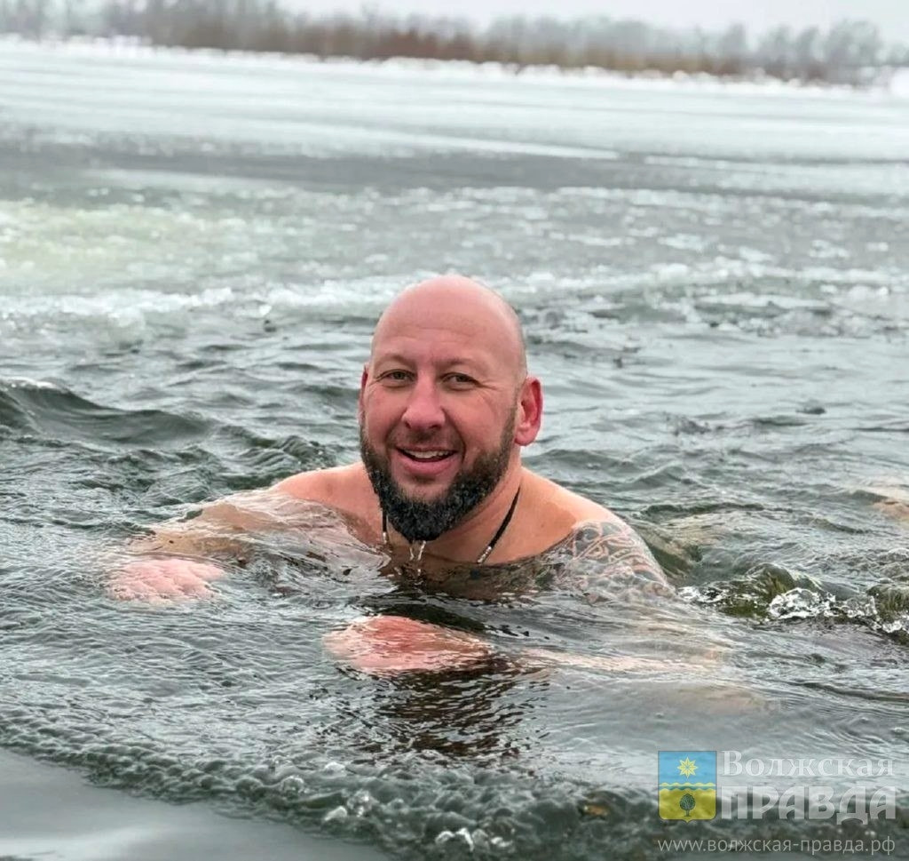 В Волжском очень смелый парень Сергей Якшин спас двух тонущих девочек, провалившихся под лёд! 👏🥺