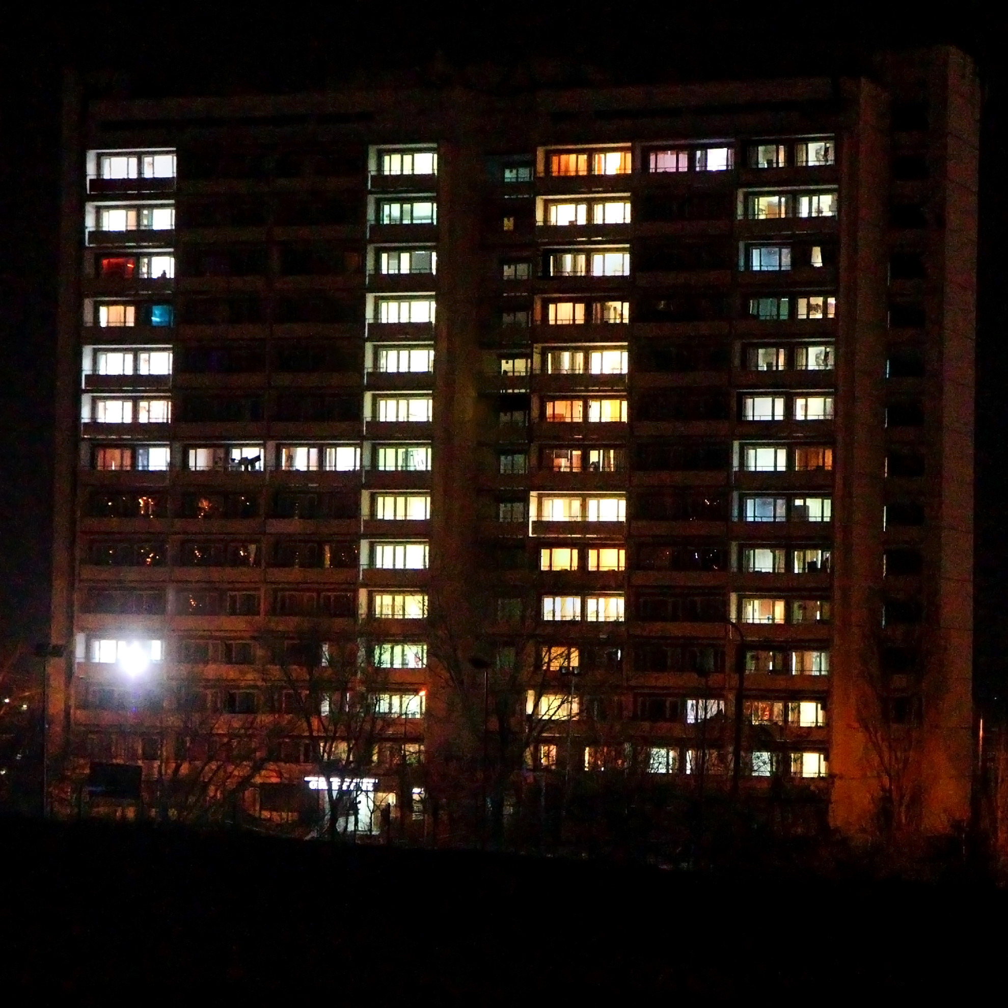 В Волгограде окна общежития ВолГУ в честь юбилея зажглись в виде цифры 40! 👏🤩