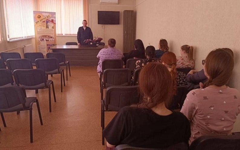 В Волжском автоинспекторы провели урок для будущих мам в перинатальном центре