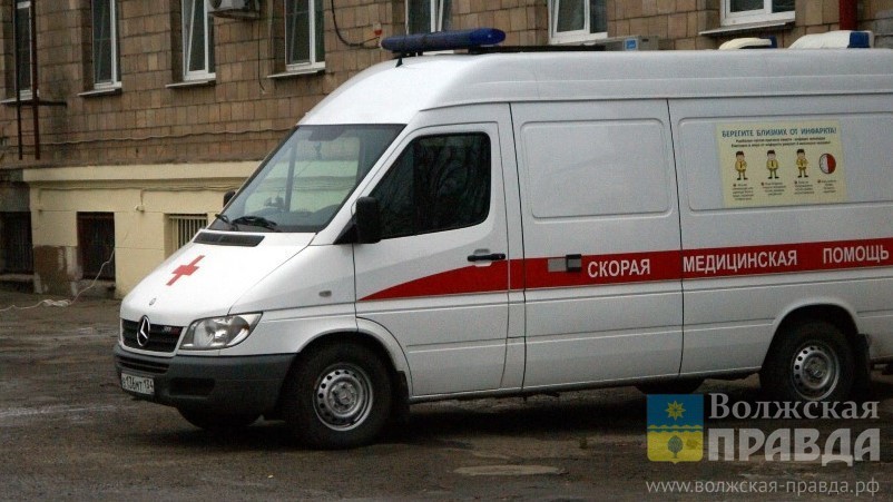 Ребёнок госпитализирован: в Волжском 23-летний водитель фуры догнал две легковых