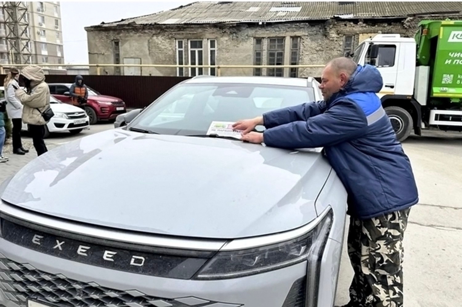 В Волгограде придумали, как достучаться до водителей, которые паркуются прямо перед мусорными баками, не оставляя шанса спецтехнике проехать…