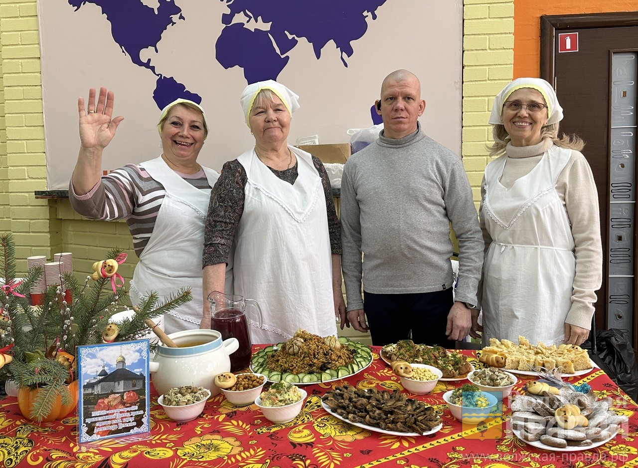 Нарциссы из редиса и сладкие шишки из «картошки»: чем удивляли храмы Волжского на VI фестивале постной кухни