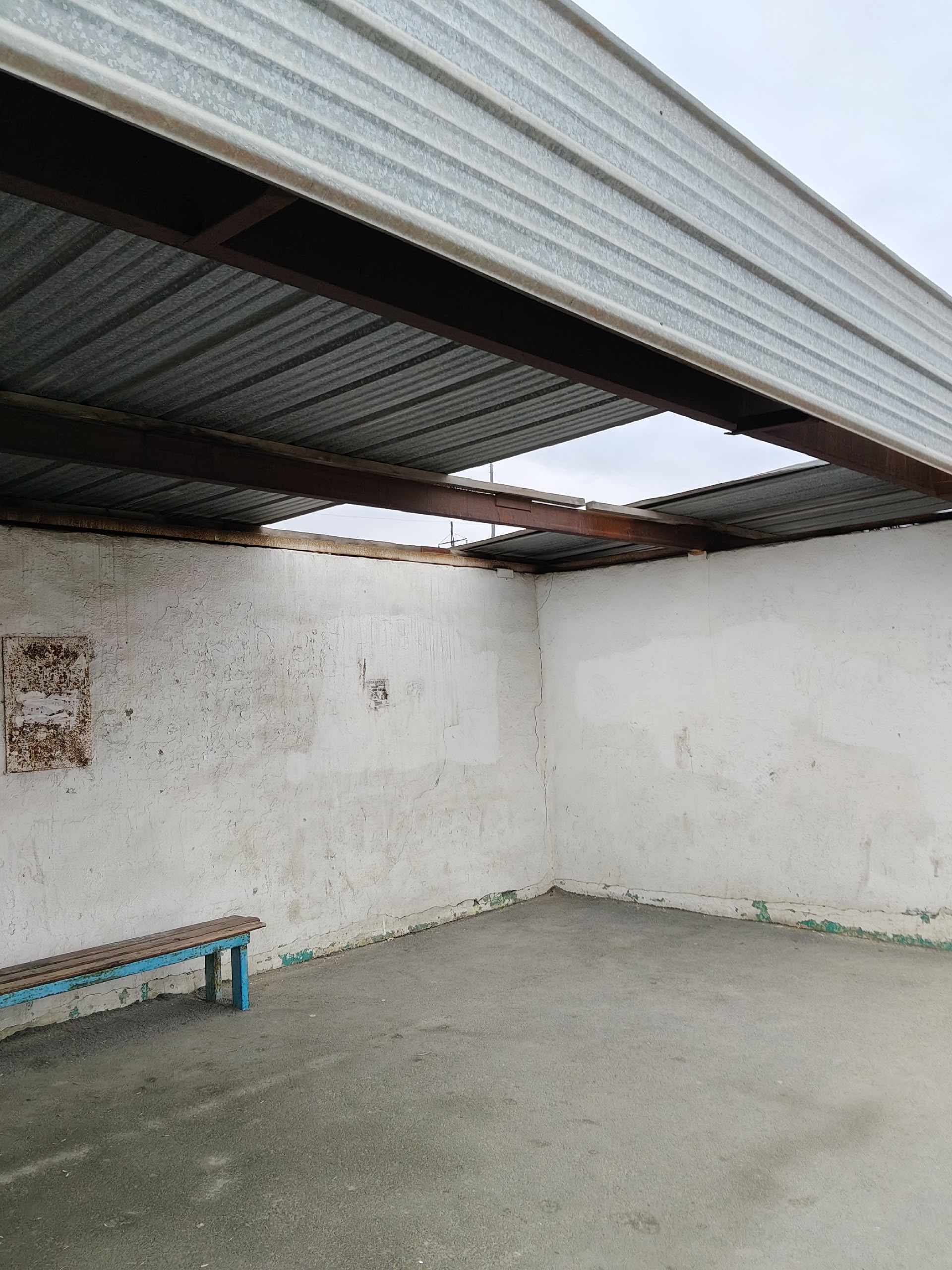 Так выглядит остановка трамвая "Бирюза". Последний зимний ураган снес крышу. Видимо ремонт в планы ответственных служб  не входит....