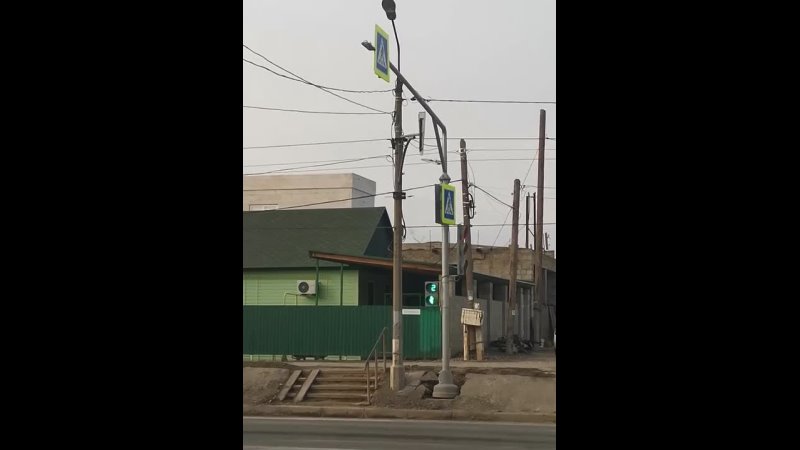 Подписчики сообщают: на Карбышева- Пионерской знак, угрожающий жизни детей, висит на одном халтурном хомуте. Верхний крепёж уже оторвался. "…