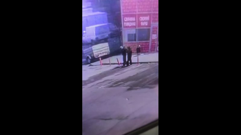 Камера всё видела: в Волжском двое молодых людей решили проверить дорожный столбик на прочность. Итог — разрушенное имущество и видео для по…